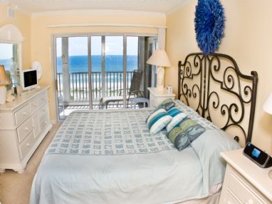 Master edroom with king bed